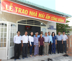 LĐLĐ tỉnh Bình Thuận phối hợp với Công đoàn Cao su Việt Nam tổ chức trao nhà ở 