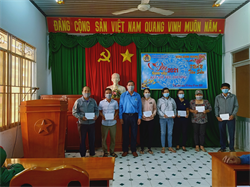 Liên đoàn Lao động Tánh Linh tổ chức trao tặng quà cho CNLĐ khó khăn dịp Tết Nguyên đán Tân Sửu 2021