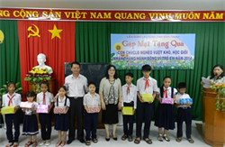 Tặng quà con CNVCLĐ nghèo vượt khó, học giỏi.