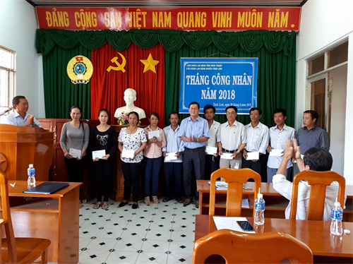 Tánh Linh tổ chức trao quà cho công nhân lao động nghèo nhân dịp “Tháng công nhân” năm 2018.