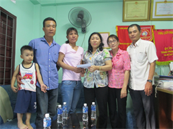 Thăm, tặng quà cho nữ CNVCLĐ mắc bệnh hiểm nghèo nhân Ngày Gia đình Việt Nam (28/6/2017)