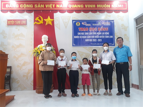 LĐLĐ Tánh Linh tổ chức trao học bổng cho học sinh con công nhân lao động có hoàn cảnh khó khăn