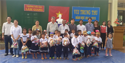 Công đoàn Viên chức tỉnh cùng với CĐCS Báo Bình Thuận trao quà Trung thu tại huyện Hàm Thuận Bắc