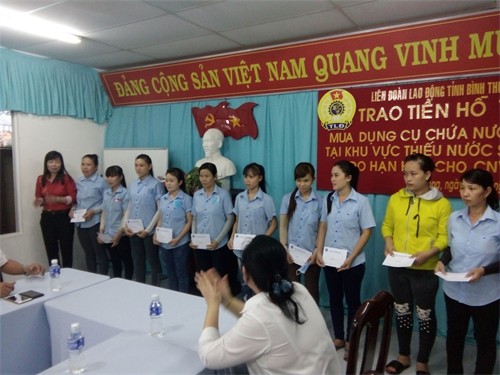 Trao tiền hỗ trợ mua dụng cụ chứa nước ngọt tại khu vực thiếu nước do hạn hán cho đoàn viên