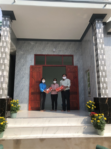 LĐLĐ huyện Hàm Thuận Bắc trao nhà 
