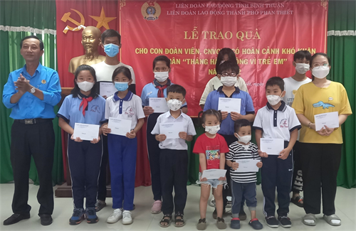 Tổ chức trao quà cho con ĐV, CNVCLĐ có hoàn cảnh khó khăn nhân Tháng hành động vì trẻ em năm 2022