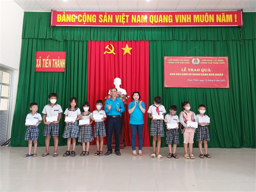 Công đoàn Phan Thiết tổ chức trao quà cho học sinh có hoàn cảnh khó khăn