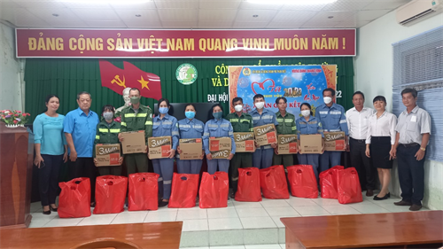 Bưu điện tỉnh Bình Thuận trao quà cho CNLĐ có hoàn cảnh khó khăn nhân dịp Tết Quỹ Mão - 2023