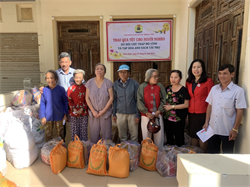 CĐCS Hội Chữ thập đỏ tỉnh Bình Thuận trao tặng 70 suất quà cho người nghèo nhân dịp Tết Nguyên Đán