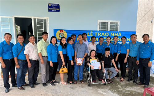 Công đoàn Viên chức tỉnh tiếp tục trao nhà mái ấm công đoàn cho đoàn viên khó khăn