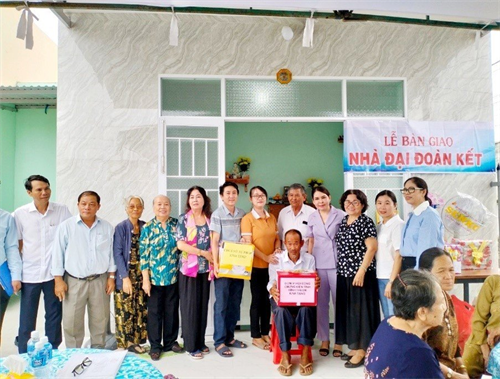 CĐCS Sở Tư pháp Bình Thuận phối hợp trao tặng nhà đại đoàn kết cho hộ gia đình có hoàn cảnh khó khăn