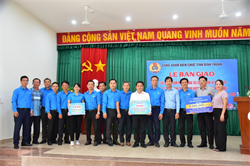 Bàn giao phần việc chào mừng Đại hội Công đoàn tỉnh Bình Thuận lần thứ XI, nhiệm kỳ 2023-2028