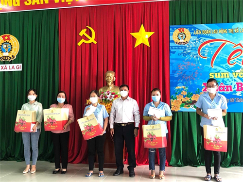 Tổ chức trao quà cho đoàn viên, công nhân lao động nhân dịp Tết Nguyên đán Nhâm Dần 2022