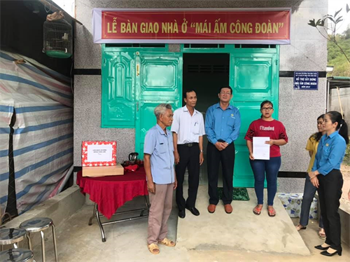 LIÊN ĐOÀN LAO ĐỘNG HUYỆN TÁNH LINH tổ chức trao nhà ở “Mái ấm công đoàn” năm 2019
