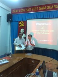 Chi bộ BQL các KCN Bình Thuận tổ chức trao tặng Huy hiệu 30 năm tuổi Đảng 
