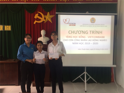 TRAO HỌC BỔNG CHO CON CNLĐ CÓ HOÀN CẢNH ĐẶC BIỆT KHÓ KHĂN