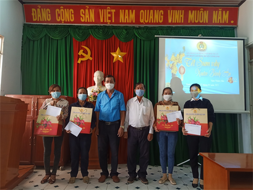Tánh Linh tổ chức trao quà cho đoàn viên, CNVCLĐ khó khăn nhân dịp Tết Sum vầy năm 2022