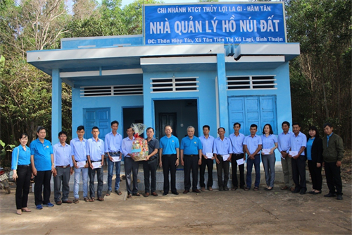 Thường trực Liên đoàn Lao động tỉnh thăm, tặng quà cho CNLĐ tại các đơn vị Thủy lợi 