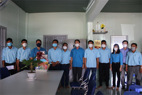 Thăm, tặng quà cho đoàn viên, người lao động làm việc ở vùng sâu, vùng xa phải trực Tết