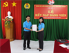 Chi bộ 1 tổ chức lễ kết nạp đảng viên mới, chuyển đảng chính thức và trao thẻ đảng cho đảng viên