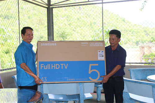 Trao quà cho CĐCS, CNLĐ Công ty TNHH MTV KTCT Thủy lợi Bình Thuận nhân Tháng Công nhân 2019