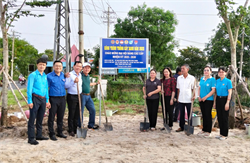 Khối thi đua 7 tổ chức ra quân trồng cây xanh năm 2025 trên tuyến đường Quốc lộ 1A