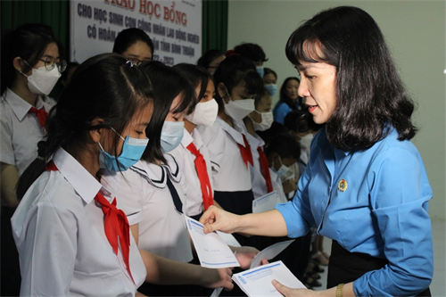 Trao học bổng, đồng hành cùng con CNLĐ có hoàn cảnh khó khăn trước thềm năm học mới