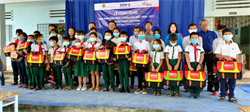 Tặng cặp phao cứu sinh cho trẻ em vùng sông nước nhân dịp năm học mới 2020-2021.