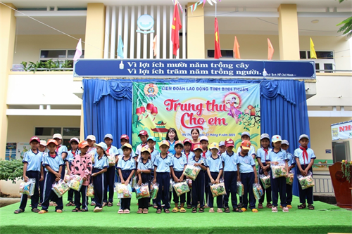 Tặng quà Tết trung thu cho thiếu nhi vùng đồng bào dân tộc thiểu số