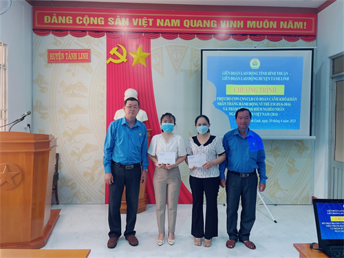 Tánh Linh tổ chức trao quà cho con CNVCLĐ khó khăn và nữ  CNVCLĐ bị bệnh hiểm nghèo năm 2023
