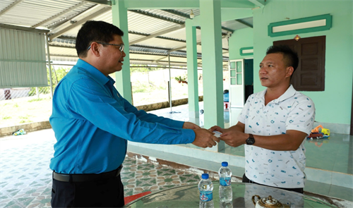 Thăm, tặng quà thân nhân đoàn viên tử vong do tai nạn lao động