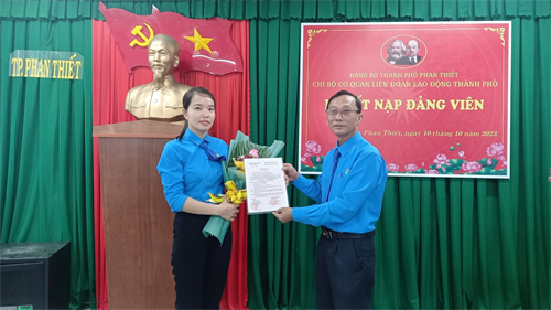 tổ chức bàn giao nhà “Mái ấm công đoàn” cho đoàn viên Nguyễn Thị Hồng Trâm - CĐCS Khối MT-ĐT.