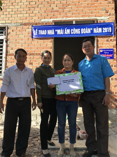 BÀN GIAO NHÀ “MÁI ẤM CÔNG ĐOÀN”  CHO ĐOÀN VIÊN CÔNG ĐOÀN XÃ ĐỨC THUẬN
