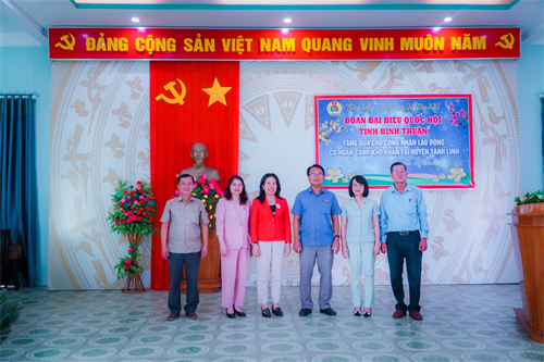 Đại biểu Quốc hội đơn vị tỉnh Bình Thuận trao quà cho công nhân lao động có hoàn cảnh khó khăn