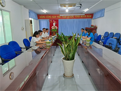 UBKT. Liên đoàn Lao động huyện Tuy Phong kiểm tra công đoàn cơ sở Xí nghiệp May Tuy Phong.