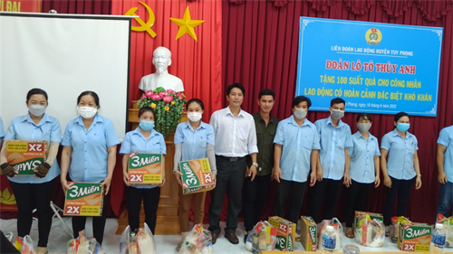 Liên đoàn Lao động Tuy Phong trao quà cho đoàn viên có hoàn cảnh khó khăn
