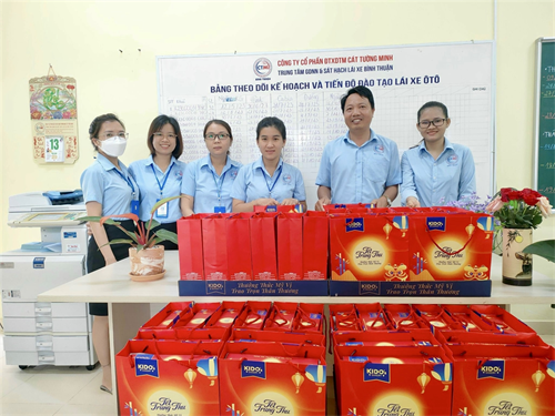 Công đoàn cơ sở Trung tâm GDNN và SHLX Bình Thuận tặng quà cho đoàn viên nhân dịp Tết Trung thu 