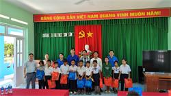 Trao quà cho các em học sinh vùng đồng bào dân tộc thiểu số tại trường tiểu học Sơn Lâm, xã Phan Sơn