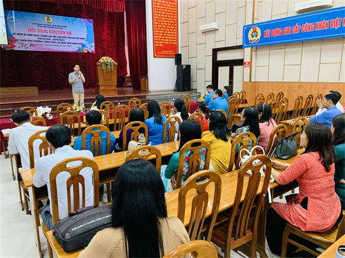 Mang phúc lợi đoàn viên và tặng quà 20.10 đến các nữ giáo viên tỉnh Bình Thuận