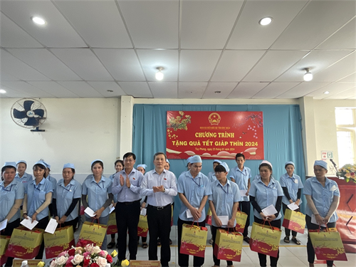 Tuy Phong: Đoàn Đại biểu Quốc hội tỉnh Bình Thuận thăm, chúc Tết cho công nhân Xí nghiệp May