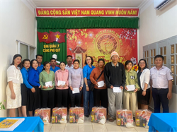 Cảng Phú Quý trao tặng quà tết cho hộ nghèo, cận nghèo trên địa bàn huyện Phú Quý 
