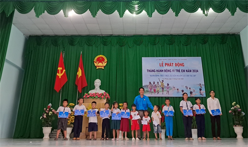 LĐLĐ huyện Tuy Phong trao quà Tháng hành động vì trẻ em