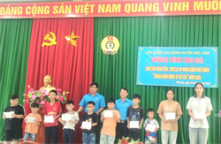 LIÊN ĐOÀN LAO ĐỘNG TỔ CHỨC TRAO QUÀ CHO CON ĐOÀN VIÊN, CNVCLĐ KHÓ KHĂN.