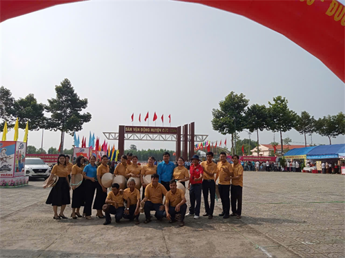 Công đoàn Đức Linh tổ chức các trò chơi dân gian chào mừng 50 năm ngày giải phóng Hoài Đức