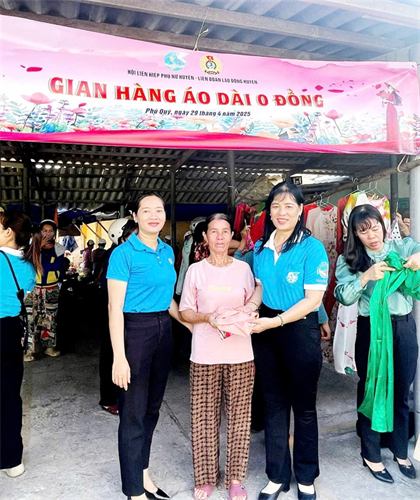 LIÊN ĐOÀN LAO ĐỘNG HUYỆN PHỐI HỢP VỚI HỘI LIÊN HIỆP PHỤ NỮ HUYỆN MỞ “GIAN HÀNG ÁO DÀI 0 ĐỒNG”