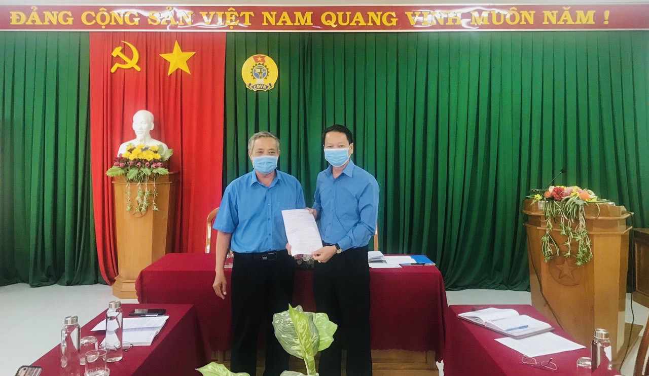Trao quyết định nghỉ hưu cho đồng chí Trần Văn Dũng- Phó Chủ tịch Thường trực LĐLĐ tỉnh