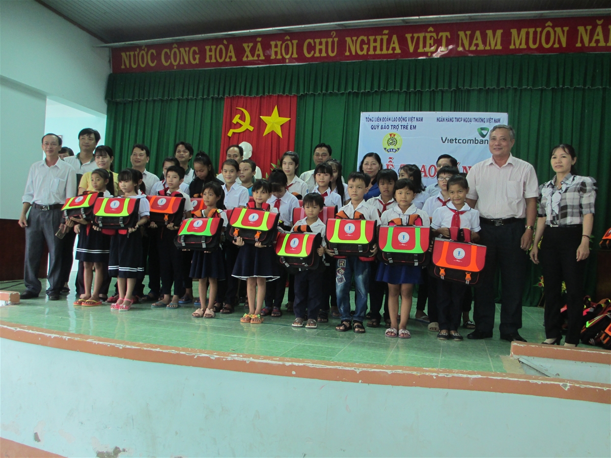 Liên đoàn Lao động tỉnh trao tặng cặp phao cho học sinh