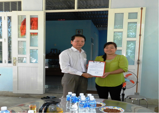  Đồng chí Nguyễn Xuân Phối – Chủ tịch Liên đoàn Lao động tỉnh Bình Thuận, trao quyết định cho chị Nguyễn Thị Khương.