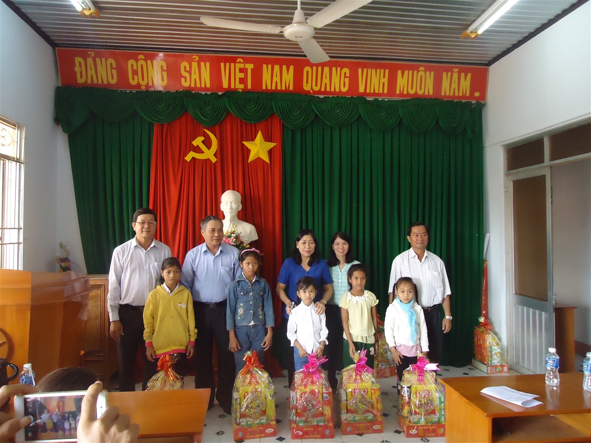 Liên đoàn Lao động tỉnh tổ chức thăm và tặng quà 2 huyện Tánh Linh và Đức Linh.

