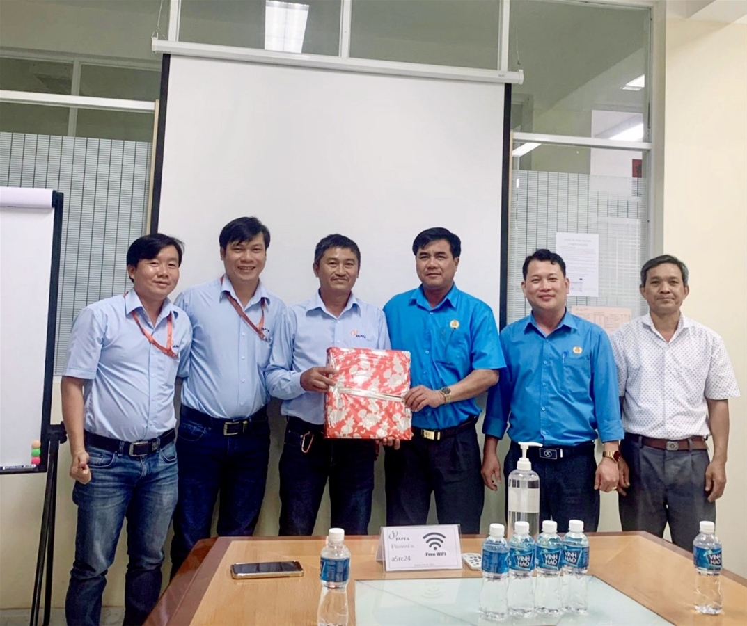Lãnh đạo Liên đoàn Lao động huyện tặng quà cho BCH CĐCS Cty Japfa Comfeed Bình Thuận